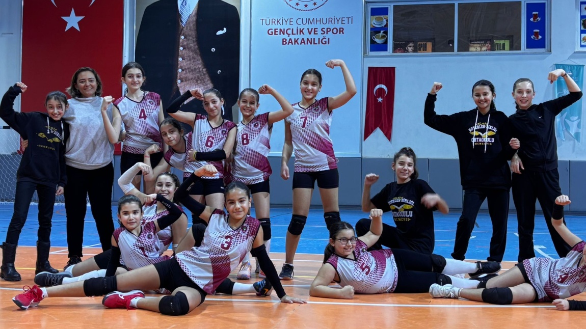 OKULUMUZ KIZ VOLEYBOL TAKIMI BİLFEN ORAN KOLEJİ TAKIMINI 2-1 MAĞLUP EDEREK MAÇI KAZANMIŞTIR